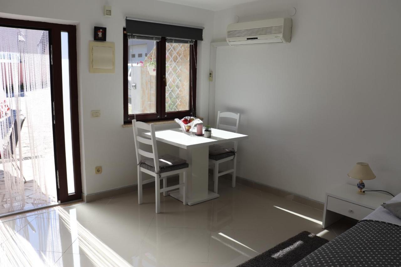 an Amazing Studio Apartment Premantura Esterno foto